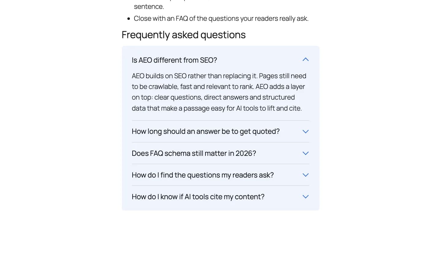 Contentor Quick Answer Block: El bloque de FAQ en el sitio, como acordeón con la primera pregunta abierta.